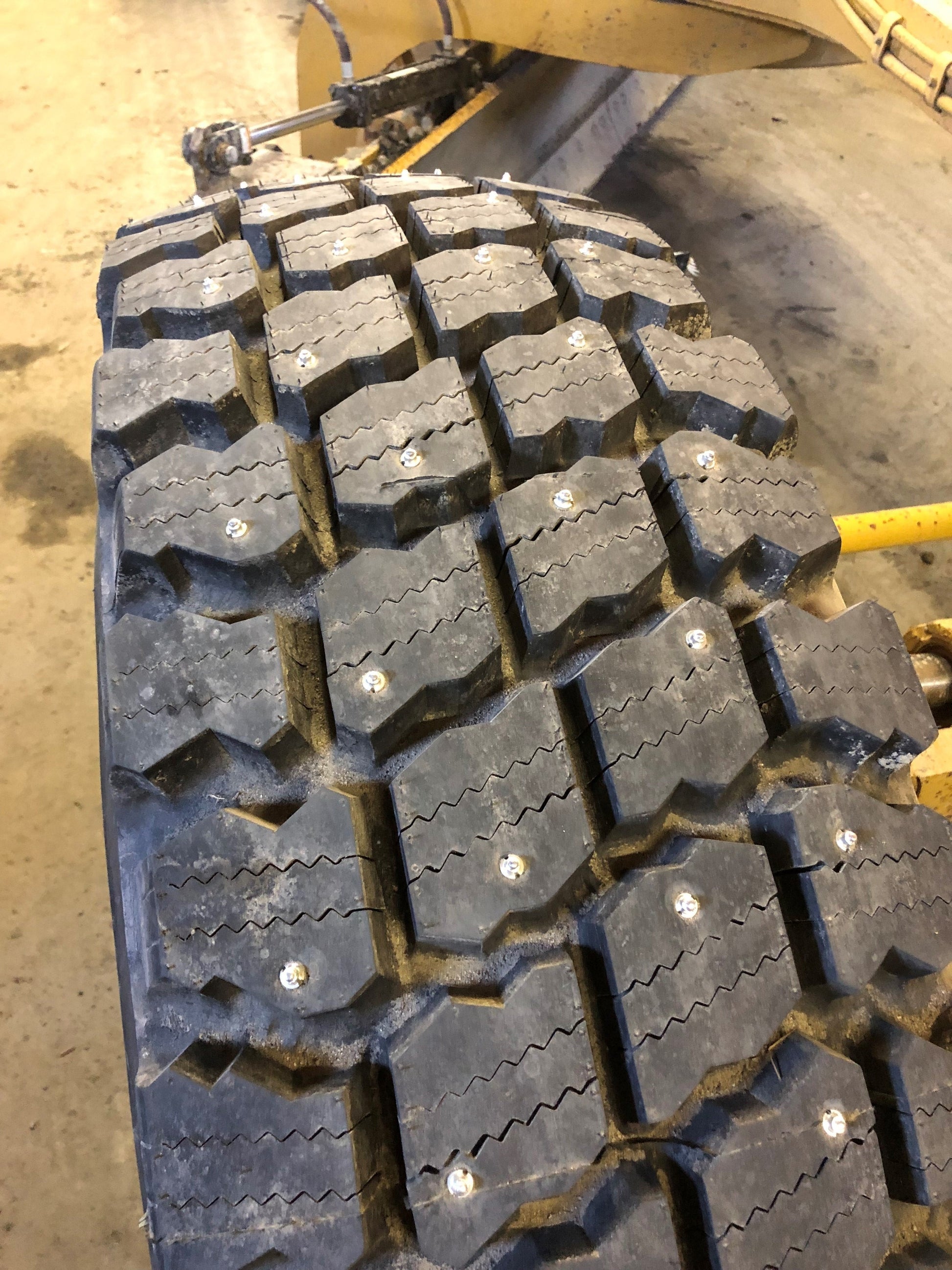 1912 Screw-In Tire Stud